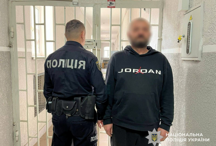 Поліцейські Мукачівщини затримали раніше судимого чоловіка, який завдав ножового поранення своєму сину

