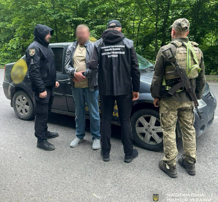 На Рахівщині поліція затримала зловмисника, який намагався переправити через кордон до Румунії жителя Донеччини