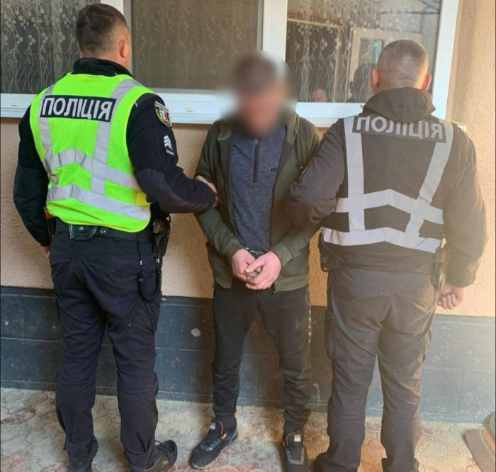 Вдарив ножем у шию: у Виноградові поліція затримала зловмисника, який під час сварки поранив свого знайомого