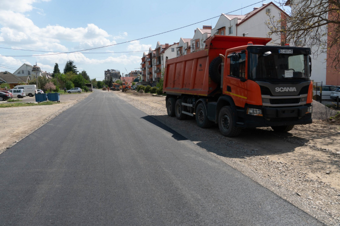В Ужгороді продовжують ремонти доріг та прибудинкових територій