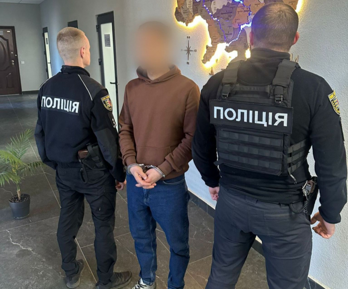 Поліцейські Ужгородщини затримали рецидивіста, який протягом однієї ночі обікрав дві піцерії, магазин одягу та кав’ярню у Чопі