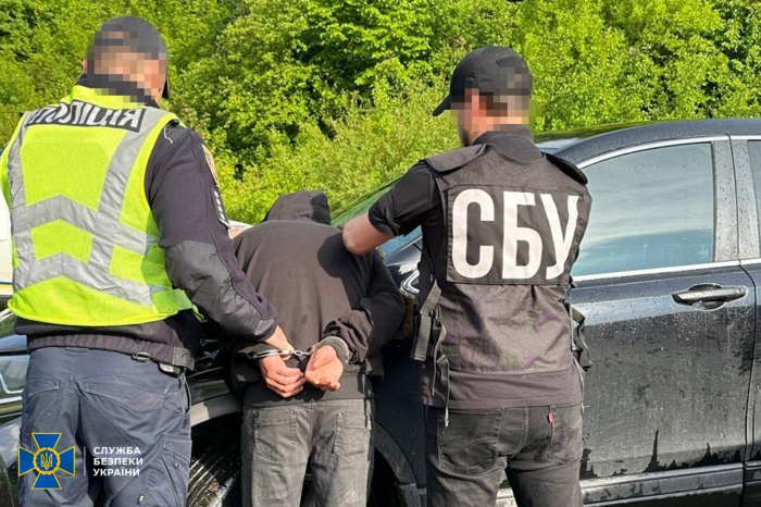 СБУ та Нацполіція затримали ділка, який намагався продавати зброю на Закарпатті