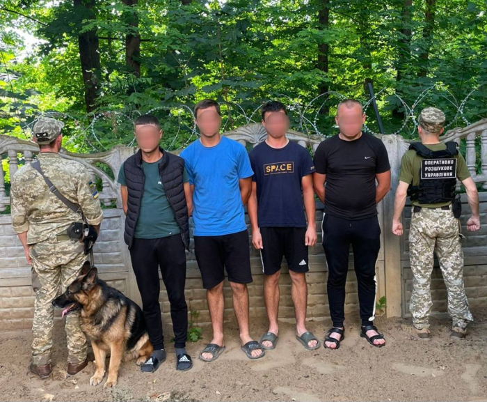 Поблизу кордону зі Словаччиною зупинили четвірку правопорушників