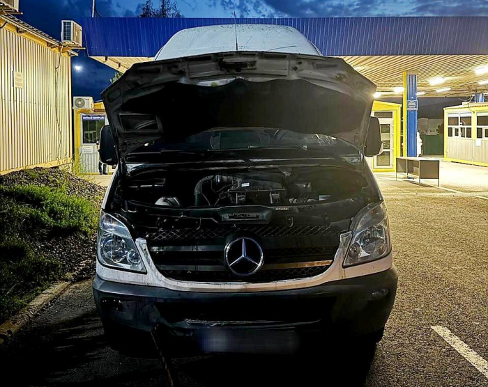 На українсько-словацькому кордоні виявили Mercedes Sprinter із підробленим VIN-кодом

