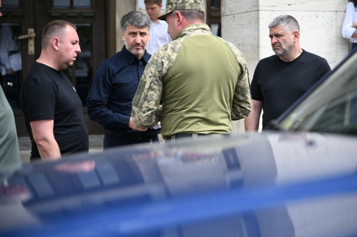 Позашляховик для фронту: закарпатським військовим передали авто