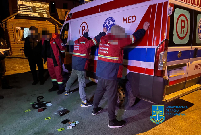 Закарпатська прокуратура скерувала до суду обвинувальний акт щодо поліцейського, який на авто швидкої переправляв ухилянтів