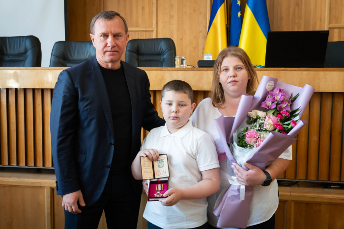 В Ужгороді високі державні нагороди вручили рідним полеглих Героїв