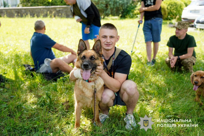 На Закарпатті поранені захисники пройшли відновлювальну терапію із залученням службових собак поліції