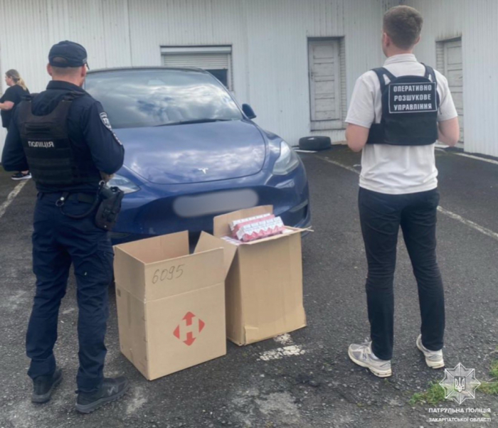У Мукачеві в Tesla патрульні виявили сигарети без акцизу
