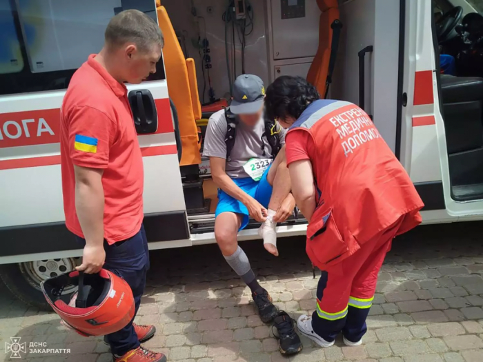 Під час гірського забігу «Карпатія Трейл» на Міжгірщині травмувався громадянин Польщі – рятувальники надавали допомогу