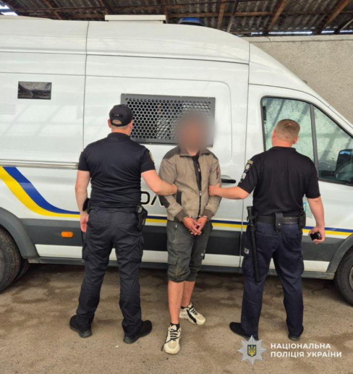 Повалив жінку на землю та зірвав з шиї прикраси: поліцейські Берегова затримали нападника

