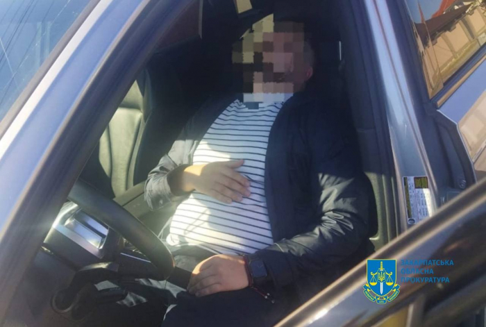 Взято під варту працівника територіального сервісного центру в Ужгороді за підозрою у отриманні неправомірної вигоди