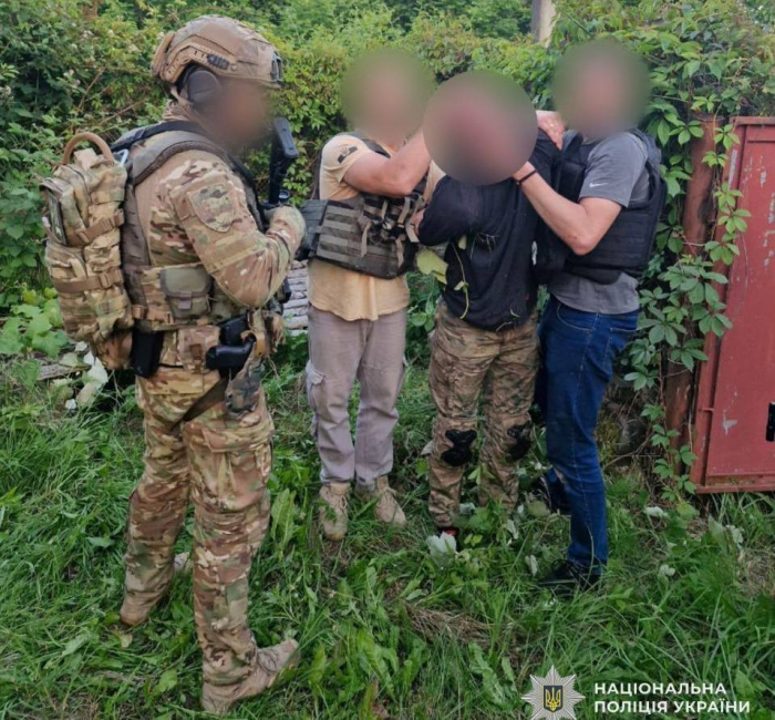 Поліція Ужгорода затримала зловмисника, який ножем поранив місцевого підприємця та втік