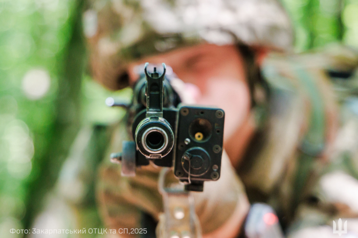 Лазерні технології для підготовки добровольців, що доєдналися до 128 бригади за проєктом «Контракт 18-24»


