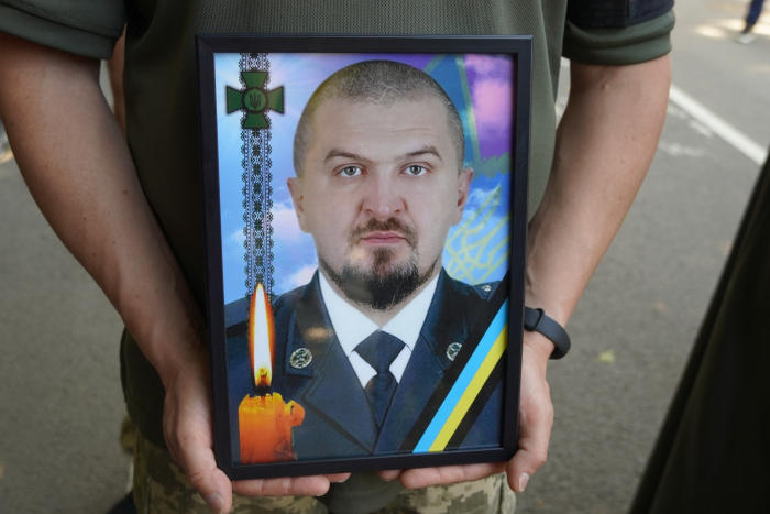 В Ужгороді сьогодні попрощалися із 40-річним головним сержантом, інспектором прикордонної служби Василем Шкобою