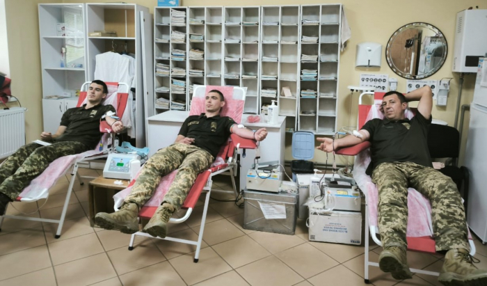 На Закарпатті прикордонники долучилися до здачі крові для поранених бійців