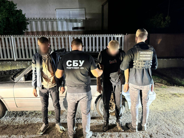 На Закарпатті прикордонники затримали двох переправників та чоловіка, якого вони везли до кордону з Угорщиною