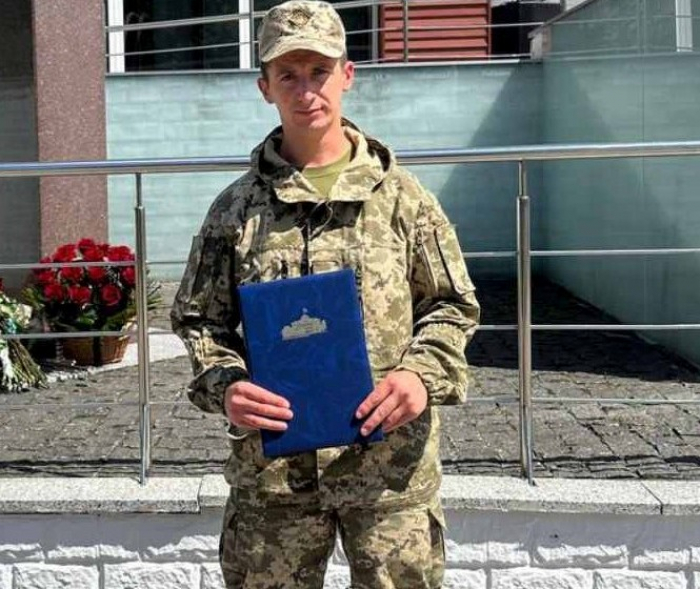 Закарпатського медика, який зараз на передовій, нагородили за порятунок захисників
