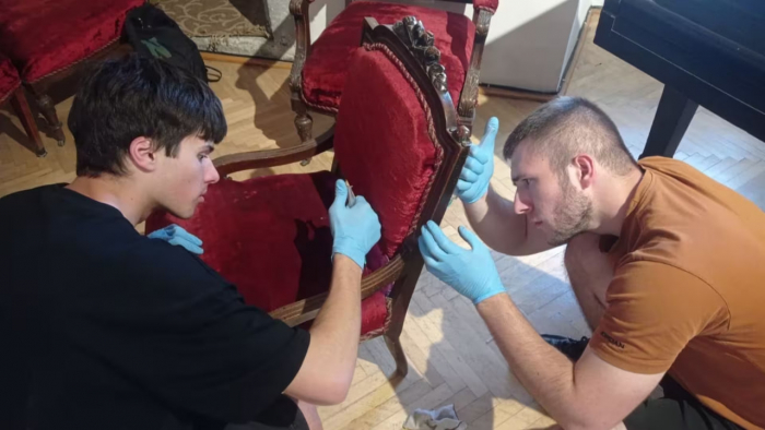 У замку "Паланок" студенти Закарпатської академії мистецтв відреставрували історичні меблі
