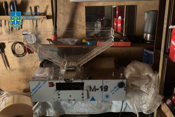 В Ужгороді правоохоронці викрили контрафактне виготовлення цигарок у гаражі: триває досудове розслідування