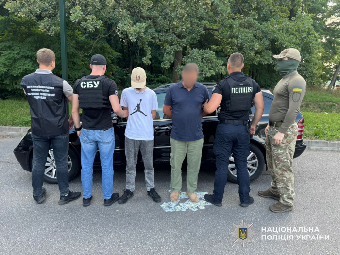 На Закарпатті заблоковано ще дві схеми незаконного переправлення осіб через кордон: затримано двох переправників
