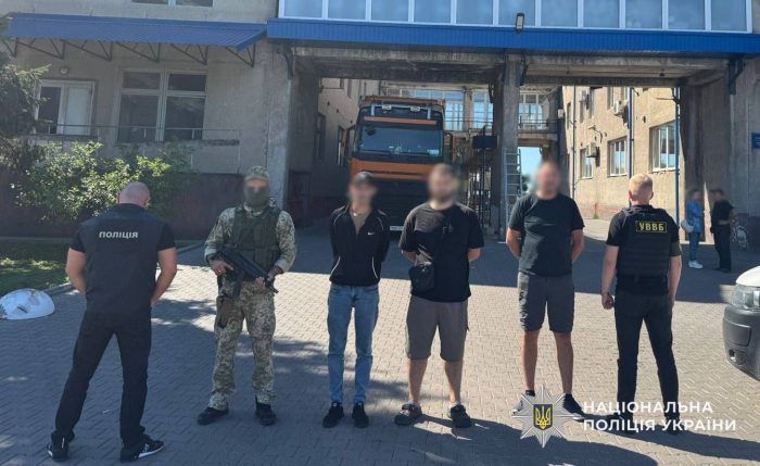 На Закарпатті поліція затримала зловмисника, який намагався підкупити прикордонника для незаконного переправлення осіб через кордон
