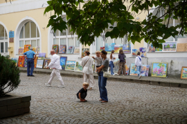 «Під Катальпою» - в Ужгороді провели благодійний мистецький захід на підтримку захисників