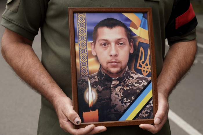 В Ужгороді сьогодні попрощалися із солдатом, гранатометником Денисом Виднянським