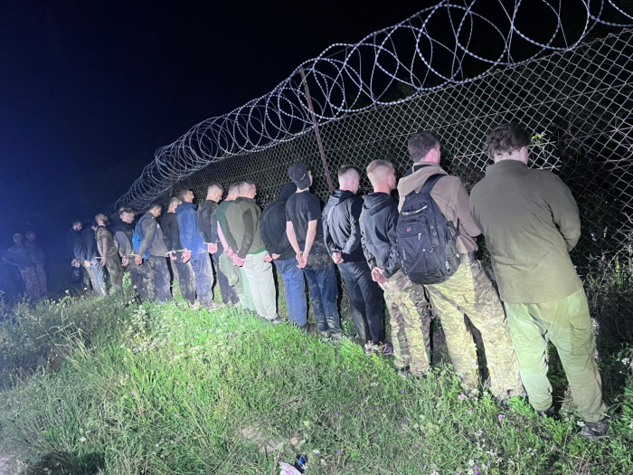 На кордоні зі Словаччиною затримали велику групу правопорушників - майже два десятки чоловіків із різних регіонів