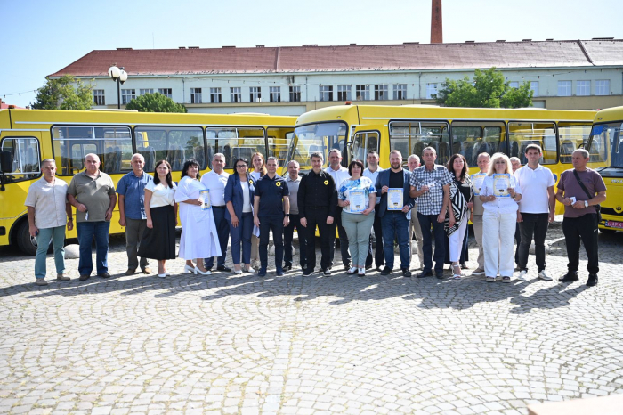 Ще 6 громад Закарпаття отримали нові шкільні автобуси