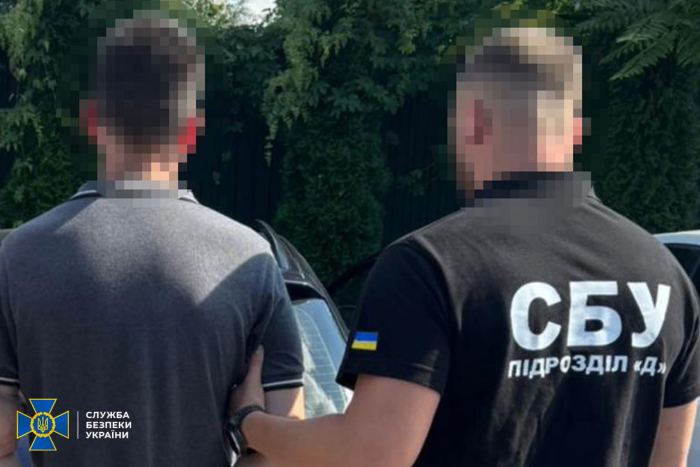 СБУ та ДБР викрили прикордонника на схемі «легалізації» військовозобов’язаних, які виїхали за кордон через «Шлях».

