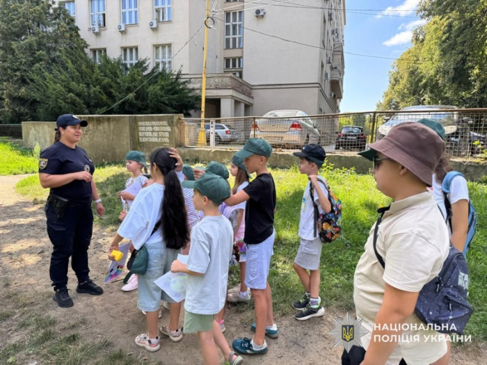 Ювенальні поліцейські навчили юних ужгородців безпечній поведінці на вулиці