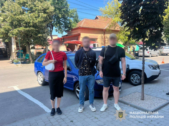 Поліцейські затримали зловмисницю, яка переправляла військовозобов’язаних чоловіків у Берегівському районі

