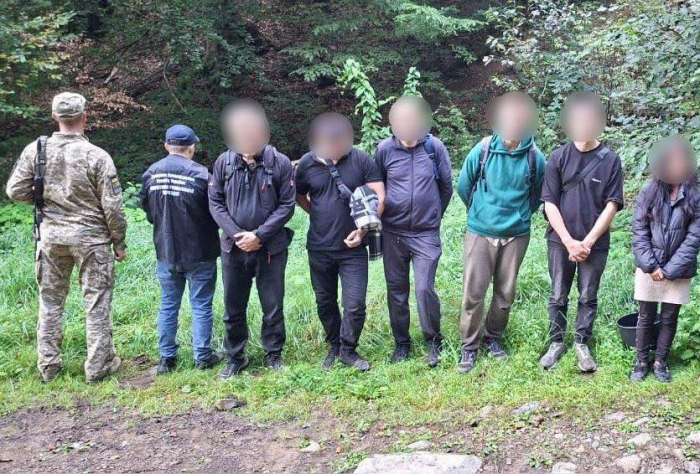 На Закарпатті 24-річна жінка вела в Румунію 5 дорослих чоловіків