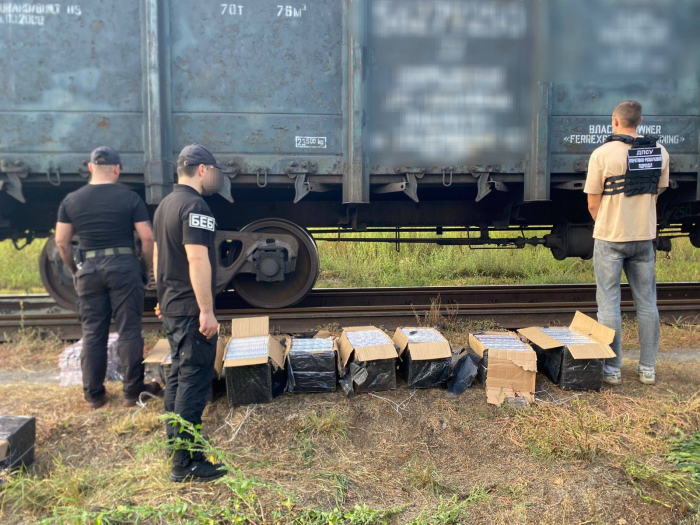 У вантажному потягу, що прямував в Угорщину, знайшли 8 ящиків сигарет