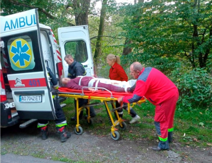 Рятувальна операція в горах: медики та ДСНС врятували 72-річну жінку після падіння зі схилу
