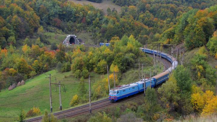 «Укрзалізниця» змінила рух низки поїздів через ремонт колії в Карпатах: обмеження діятимуть до 15 жовтня
