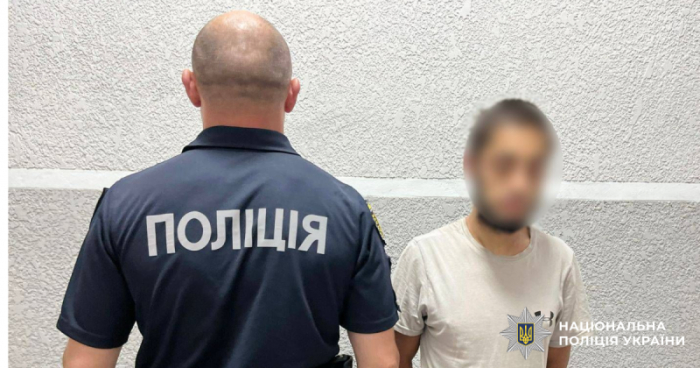 Вдарив та відібрав золоті прикраси: у Мукачеві поліцейські оперативно затримали грабіжника