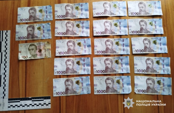 На Рахівщині поліцейські оперативно затримали підлітка, який викрав понад 17 тисяч гривень із припаркованого авто
