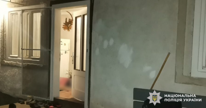 Завдав синові п’ять ударів ножем: поліцейські Тячівщини затримали підозрюваного в умисному вбивстві