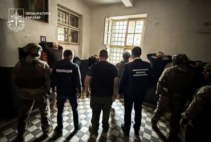 На Закарпатті викрито «кримінального авторитета», який організовував незаконні переправлення військовозобов’язаних із установи виконання покарань

