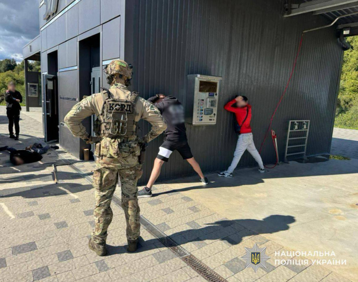 Поліція Воловця затримала наркоторговця – зловмисника впіймали під час передачі «товару»