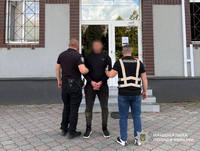 За 6 000$ через річку Тиса: поліцейські Виноградова затримали переправника військовозобов’язаних через кордон

