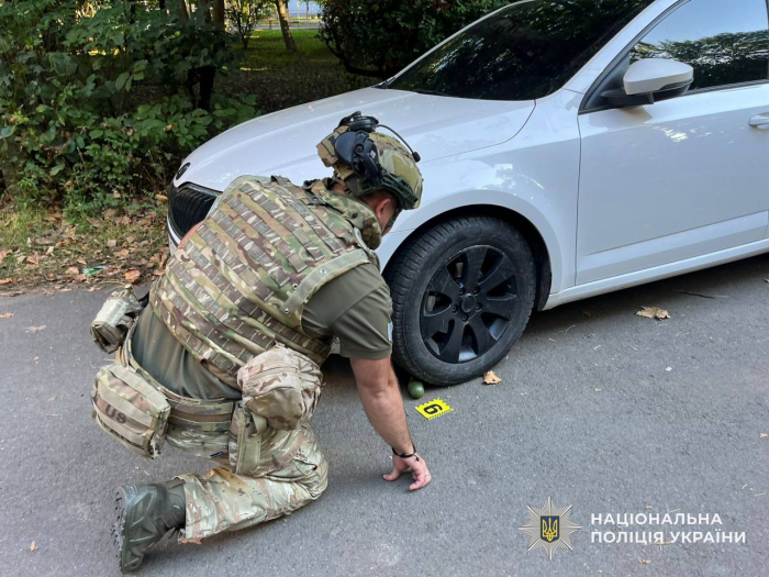 У Мукачеві жінка виявила під власним авто предмет, схожий на гранату — поліція працює на місці події