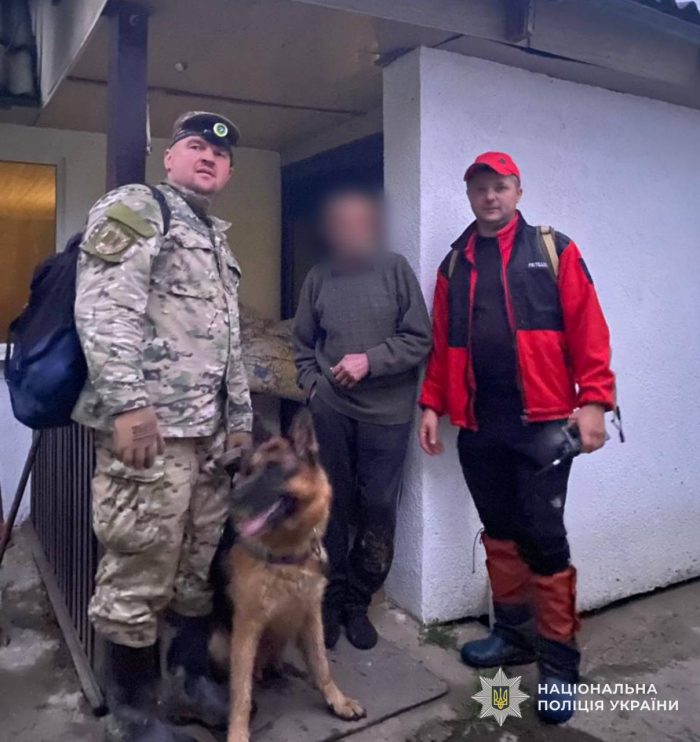 Пішов по гриби та заблукав: на Рахівщині поліцейський кінолог разом з рятувальником всю ніч шукали пенсіонера

