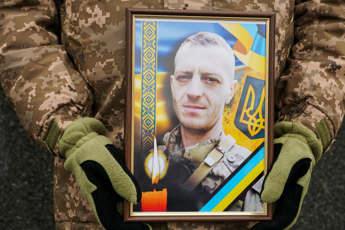 В Ужгороді сьогодні попрощалися із полеглим 37-річним захисником Володимиром Малєвим 