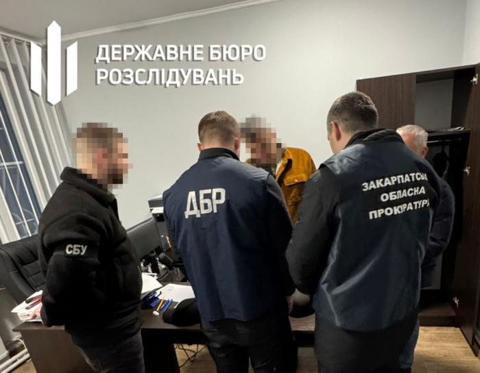 На Закарпатті ДБР викрило митника, який вимагав гроші за сприяння у ввезенні елітних годинників