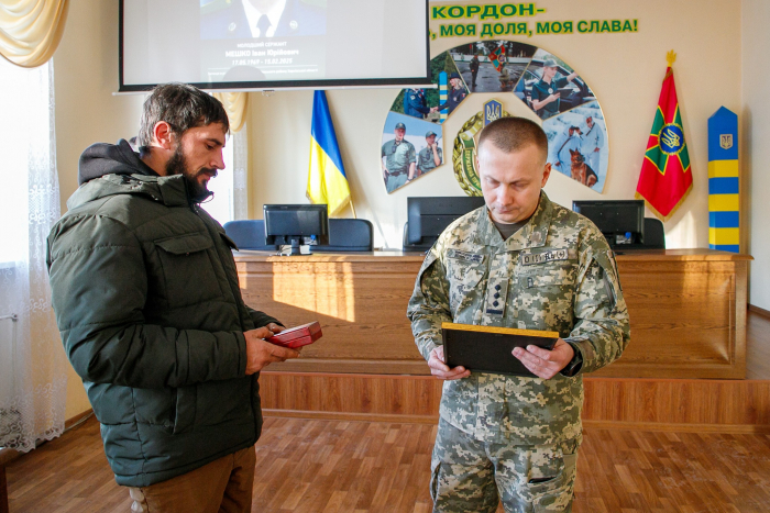 Синам полеглого закарпатського прикордонника вручили посмертну нагороду батька

