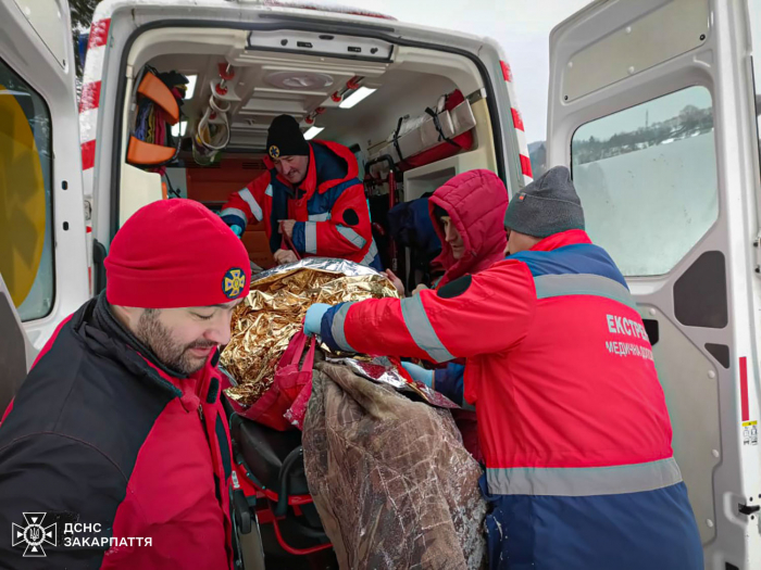 На Рахівщині медики та гірські рятувальники врятували чоловіка, який потребував госпіталізації