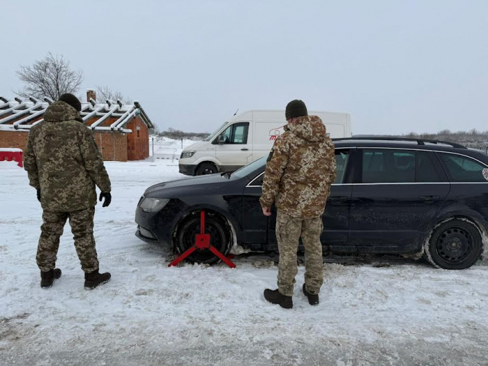На кордоні з Угорщиною виявили викрадену автівку

